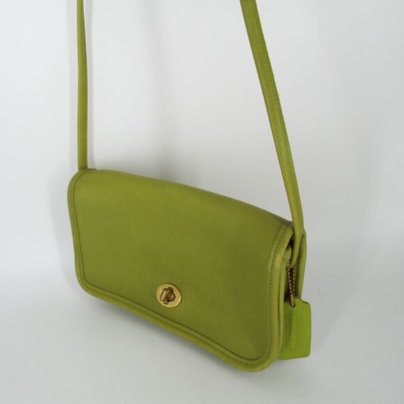 Vintage COACH Dinky 9375 Lime Green Leather Turn Lock Crossbody Bag Made in USA - Picture 2 of 12